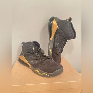 Size 9,5 Jordan Mars 270 Black Gold Sneakers Excellent Condition Not originalBox